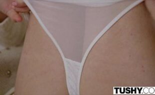 miniatura do filme Loirinha perfeita chupando e fazendo sexo anal no video porno