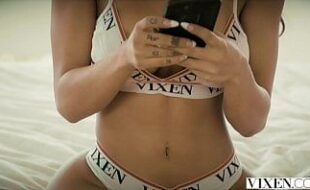 imagem de miniatura referente a previa do filme Morena tatuada gostosa fodendo com seu namorado em um bom sexo anal no video porno
