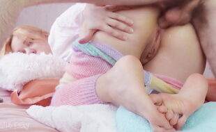 imagem de miniatura referente a previa do filme Só no cuzinho rosado da novinha loira